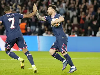 Paris Saint-Germain (PSG) harus bekerja keras untuk memetik kemenangan dramatis dengan skor 3-2 atas RB Leipzig pada  matchday 3 Grup A Liga Champions di Stadion Parc des Princes, Rabu (20/10/2021). (AP/Francois Mori)