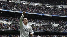 Ekspresi striker Real Madrid, Cristiano Ronaldo, setelah mencetak gol ke gawang Valencia dalam laga La Liga Spanyol di Stadion Santiago Bernabeu, Madrid, (8/5/2016). (AFP/Javier Soriano)