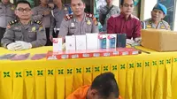 Polisi memperlihatkan barang bukti kasus pencurian handphone yang didudga melibatkan pasangan suami isteri di Pekanbaru. (Liputan6.com/M Syukur)