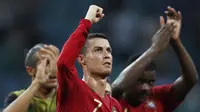 Bintang Portugal, Cristiano Ronaldo, menyapa suporter usai melawan Spanyol pada laga Grup B Piala Dunia di Stadion Fisht, Sochi, Jumat (15/6/2018). CR 7 pencetak hattrick perdana Piala Dunia 2018. (AP/Francisco Seco)