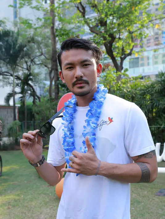  Menurut suami dari artis Atiqah Hasiholan ini kacamata menjadi aksesoris yang menambah gaya baginya dan untuk melindungi mata dari sinar UV Matahari yang menyengat. (Galih W. Satria/Bintang.com)