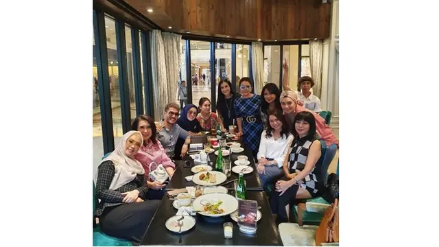 Geng Kepompong juga menikmati hidangan enak saat makan bersama.