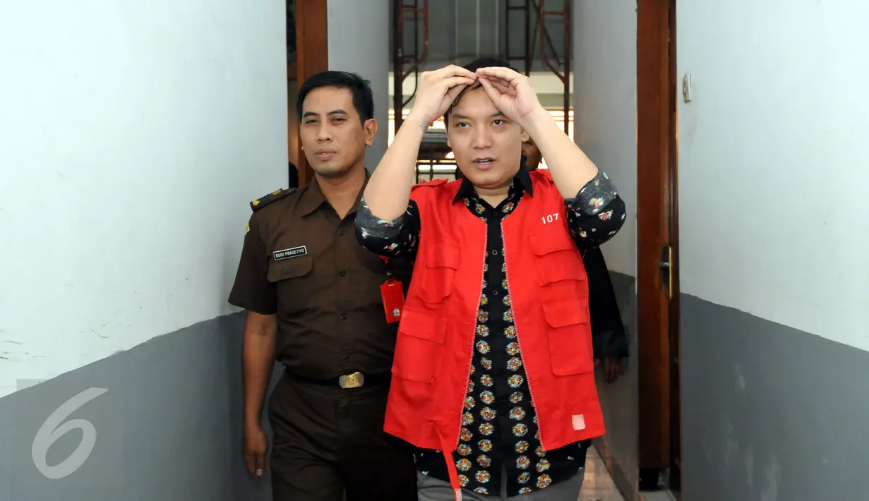 Hengki Kawilarang saat akan menjalani sidang keduanya di Pengadilan Negeri Jakarta Selatan,  Senin (29/6/2015). Sidang beragendakan eksepsi alias nota pembelaan dari pihak Hengki. (Liputan6.com/Panji Diksana)