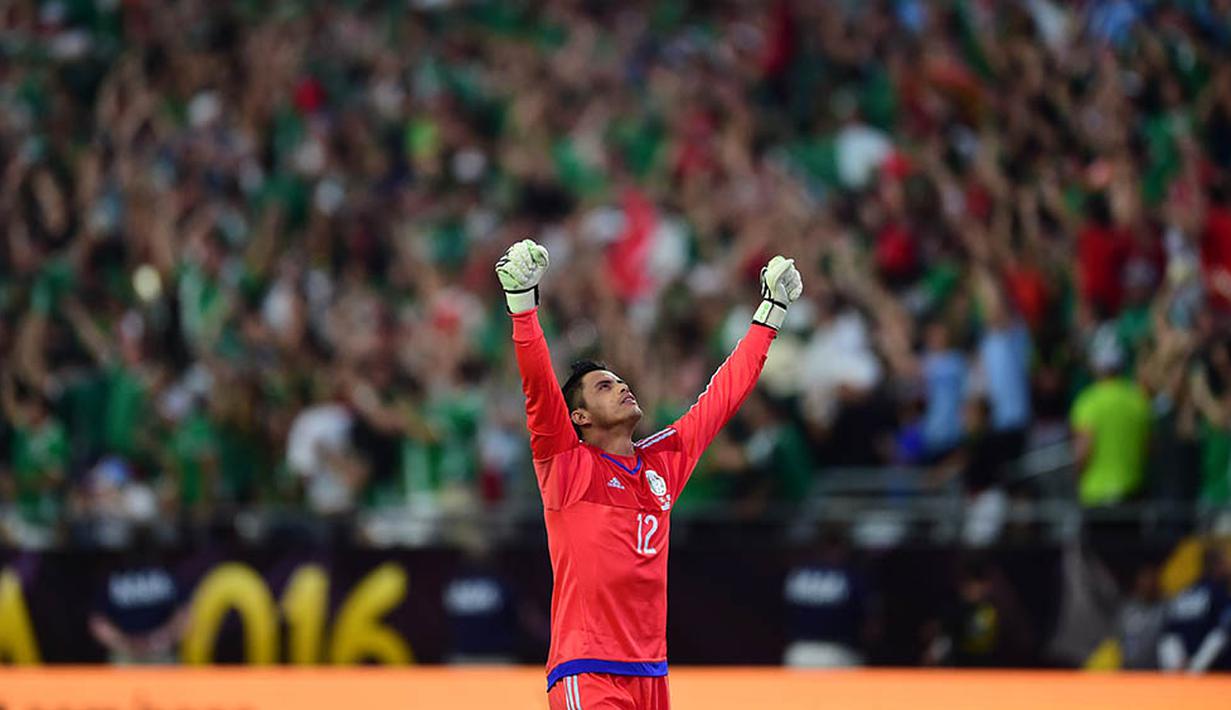 Kiper Meksiko, Alfredo Talavera, merayakan keberhasilan menaklukan Uruguay pada laga Grup C Copa Amerika. Kemenangan ini mengantar Meksiko duduk di puncak klasemen sementara Grup C. (AFP/Alfredo Estrella)