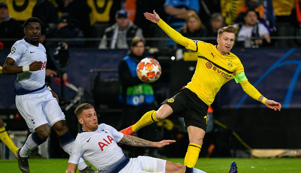 Toby Alderweird hentikan pergerakan Marco Reus pada leg kedua, babak 16 besar Liga Champions yang berlangsung di Stadion Signal Iduna Park, Dortmund, Rabu (6/3). Tottenham Hotspur menang 1-0 atas Dortmund. (AFP/John Macdougall)