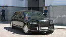 Limosin baru yang dinaiki Vladimir Putin ke pelantikannya sebagai Presiden Rusia di Kremlin, 7 Mei 2018. Mobil yang pertama kali tampil di publik ini adalah gabungan dari model sedan, minivan, sekaligus kendaraan off-road. (AFP/SPUTNIK/Sergei GUNEYEV)