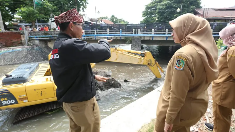 Bupati Banyuwangi Ipuk Fiestiandani meninjau langsung noirmalisasi Sungai Kali loh untuk antisipasi banjir (Istimewa)