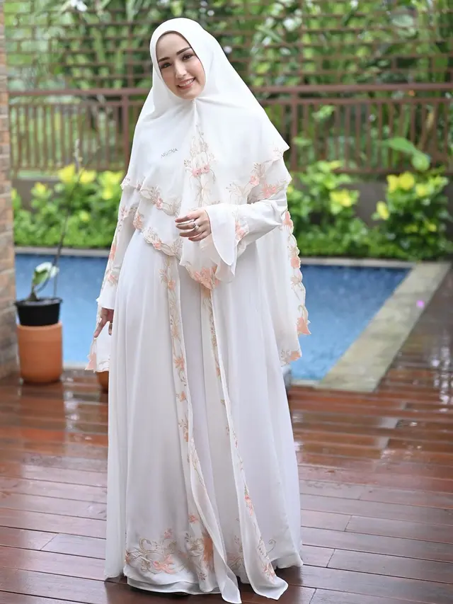 Jadi Inspirasi Lebaran, Ini 7 Gaya OOTD Adelia Pasha Saat Pakai Gamis