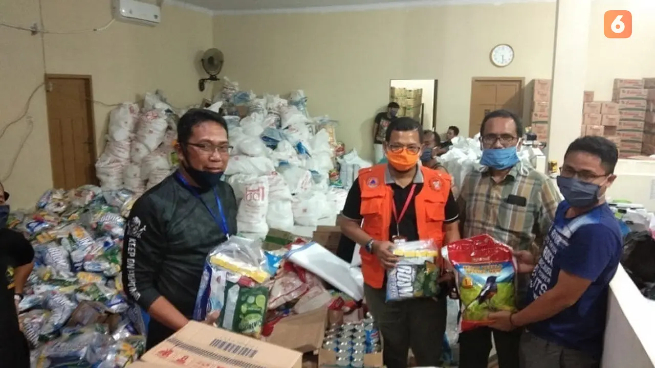 Dinas Sosial (Dinsos) Makassar menyalurkan bantuan paket sembako Covid-19 untuk warga Kota Makassar yang terdampak pandemi (Liputan6.com/ Eka Hakim)