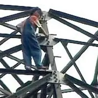 Bisikan gaib jadi salah satu alasan mengapa Fitri 'spiderkid' gemar memanjat SUTET.