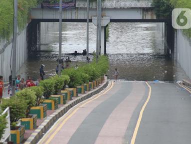 Kondisi terowongan di Jalan Angkasa yang tergenang banjir Jakarta, Selasa (25/2/2020). Hujan yang mengguyur Jakarta sejak Senin (24/2) malam membuat sejumlah kali meluap dan menyebabkan banjir di terowongan tersebut. (Liputan6.com/Helmi Fithriansyah)