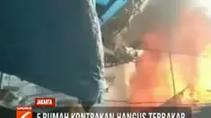 Warga sekitar pun bahu membahu membantu petugas pemadam kebakaran untuk menjinakkan si jago merah.