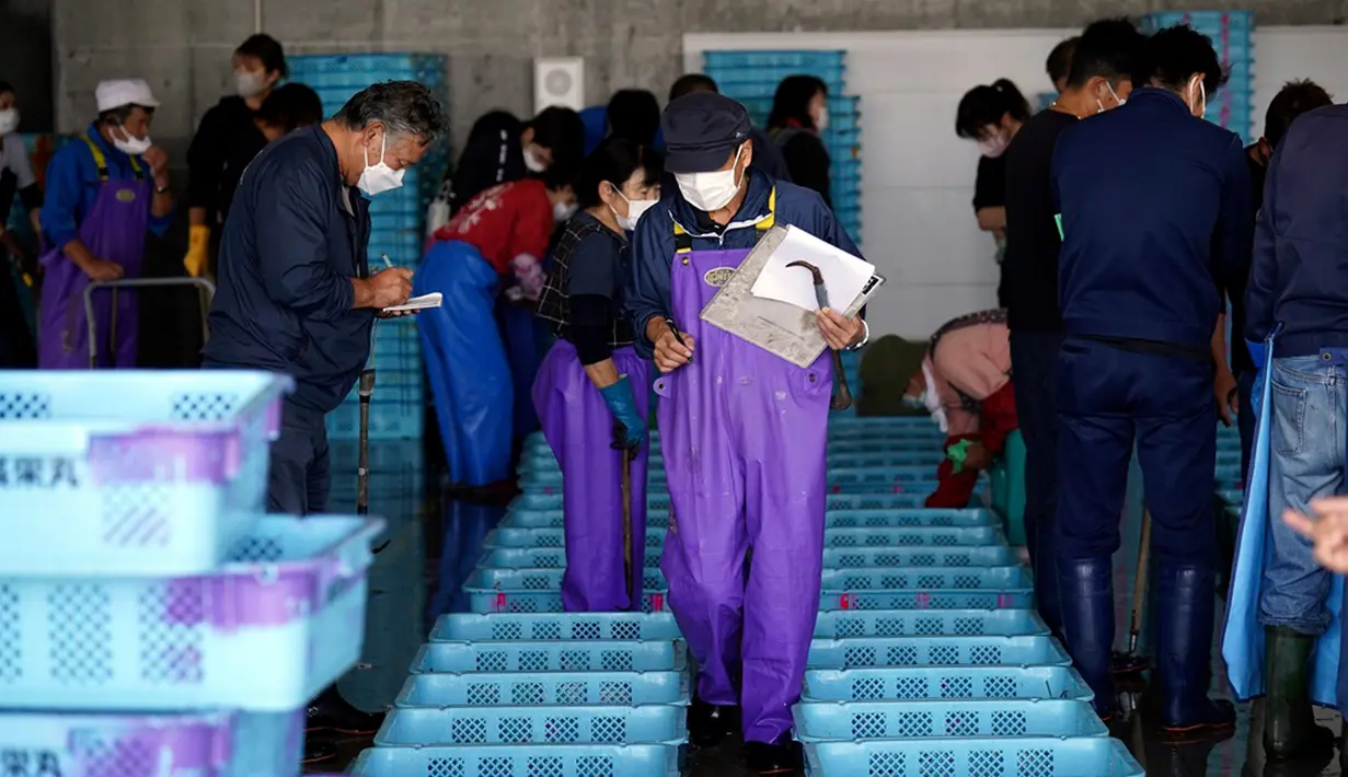 Paul McGinnity, anggota misi tersebut, mengatakan kepada wartawan bahwa tujuan misi mereka adalah “untuk memastikan apakah laboratorium Jepang mengukur dan menganalisis secara benar” kadar tritium. (AP Photo/Eugene Hoshiko, Pool)
