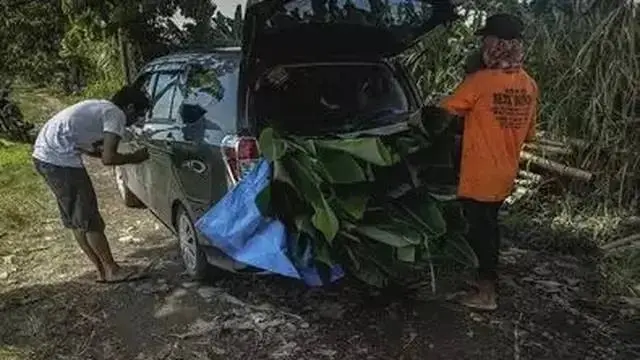 10 Potret Nyeleneh Isi Bagasi Mobil Ini Bikin Geleng Kepala