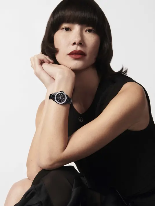 Dua kreasi baru CHANEL Haute Horlogerie bertatahkan berlian berukuran 38 mm dan 33 mm. [Foto: Dok. Chanel]