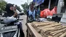 Penjual arang, tusuk sate, dan kotak pemanggang melayani pembeli di kawasan Manggarai, Jakarta, Rabu (22/8). Perlengkapan membuat sate dijual mulai dari Rp 5.000 hingga Rp 120.000. (Merdeka.com/Iqbal Nugroho)