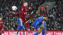 Pemain Liverpool, Harvey Elliott, berebut bola dengan pemain Shrewsbury Town, Scott Golbourne, pada laga Piala FA di Stadion Anfield pada Rabu (5/2/2020). Pasukan muda Liverpool menang tipis 1-0 atas Shrewsbury Town. (AP/Jon Super)