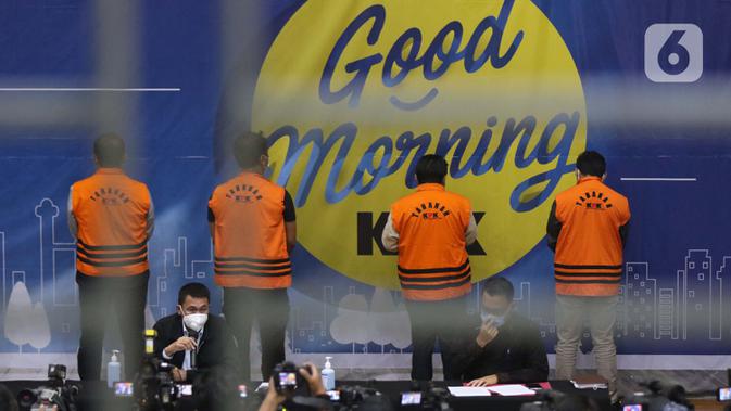 Wakil Ketua KPK, Nawawi Pomolango (kiri duduk) memberi keterangan terkait penetapan Menteri Kelautan dan Perikanan, Edhy Prabowo bersama empat orang lainnya sebagai tersangka kasus dugaan suap calon eksportir benih lobster di Gedung KPK Jakarta, Rabu (25/11/2020). (Liputan6.com/Helmi Fithriansyah)