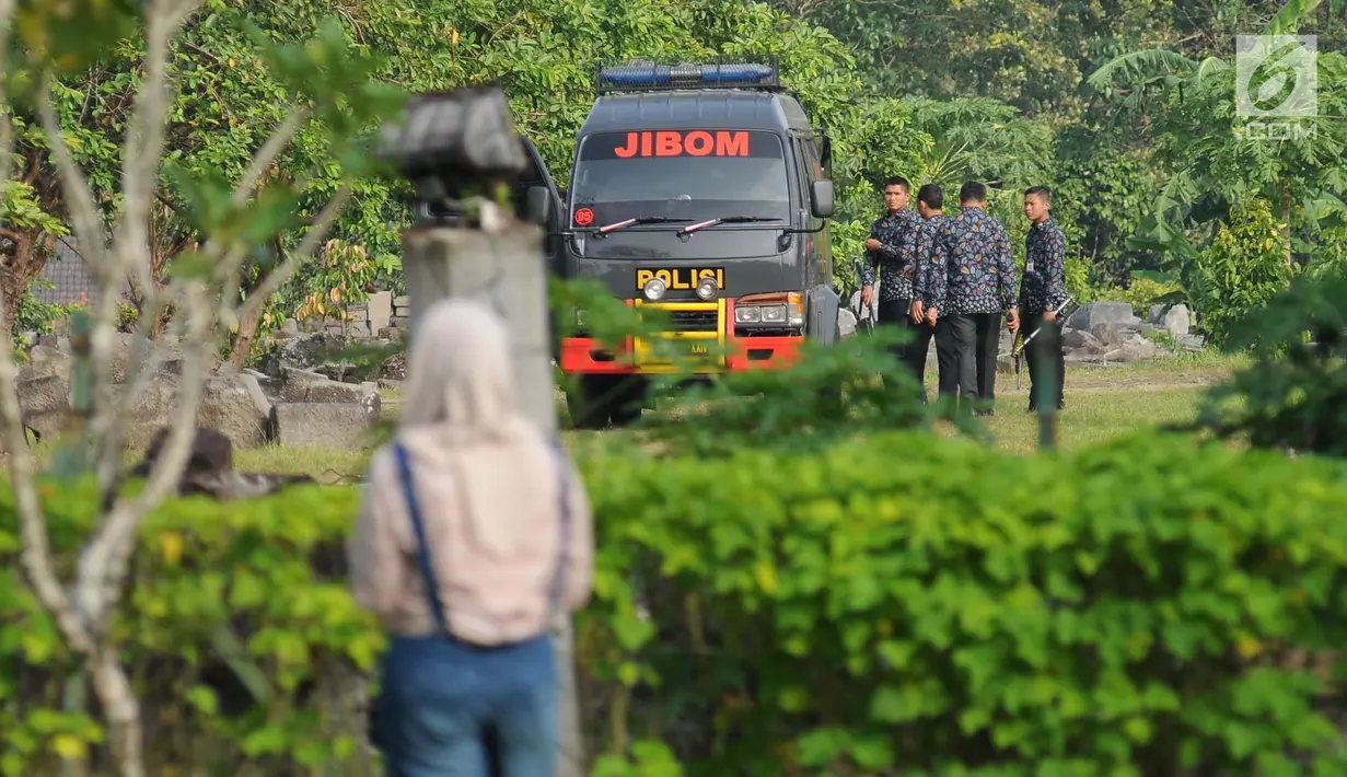 Tim penjinak bom disiagakan di salah satu sudut kawasan Candi Prambanan, Yogyakarta, Kamis (29/6). Terkait kunjungan mantan Presiden Amerika Serikat, Barack Obama, penjagaan kawasan Candi Prambanan diperketat. (Liputan6.com/Helmi Fithriansyah)