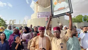 Pendukung Presiden Niger Bazoum yang dikudeta berkumpul untuk menunjukkan dukungan mereka kepadanya di Niamey pada 26 Juli 2023 (AFP)
