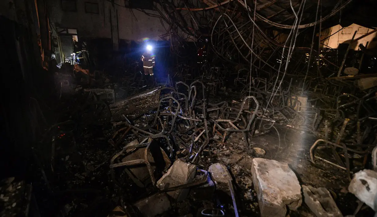 Panel yang mudah terbakar di gedung itu mungkin turut memicu kebakaran, kata direktorat pertahanan sipil Irak yang dikutip kantor berita Nina. (Zaid AL-OBEIDI/AFP)