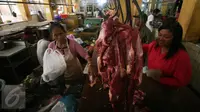 Pedagang melayani pembeli daging sapi di Pasar Beringharjo, Yogyakarta, Kamis (9/6). Hari keempat bulan Ramadan, harga daging sapi di pasar tradisional merangkak tinggi hingga menembus harga Rp120.000 per kilogram. (Liputan6.com/Boy Harjanto)