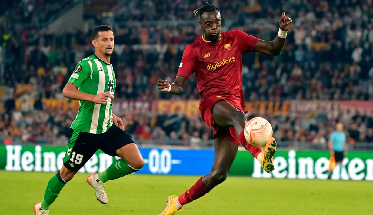 Pemain AS Roma Tammy Abraham beraksi saat melawan Real Betis pada pertandingan sepak bola Liga Europa di Roma, Italia, 6 Oktober 2022. AS Roma kalah 1-2 dari Real Betis. (Alfredo Falcone/LaPresse via AP)
