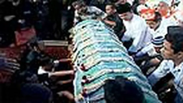 Ratusan Warga Saksikan Pemakaman Ida Kusumah