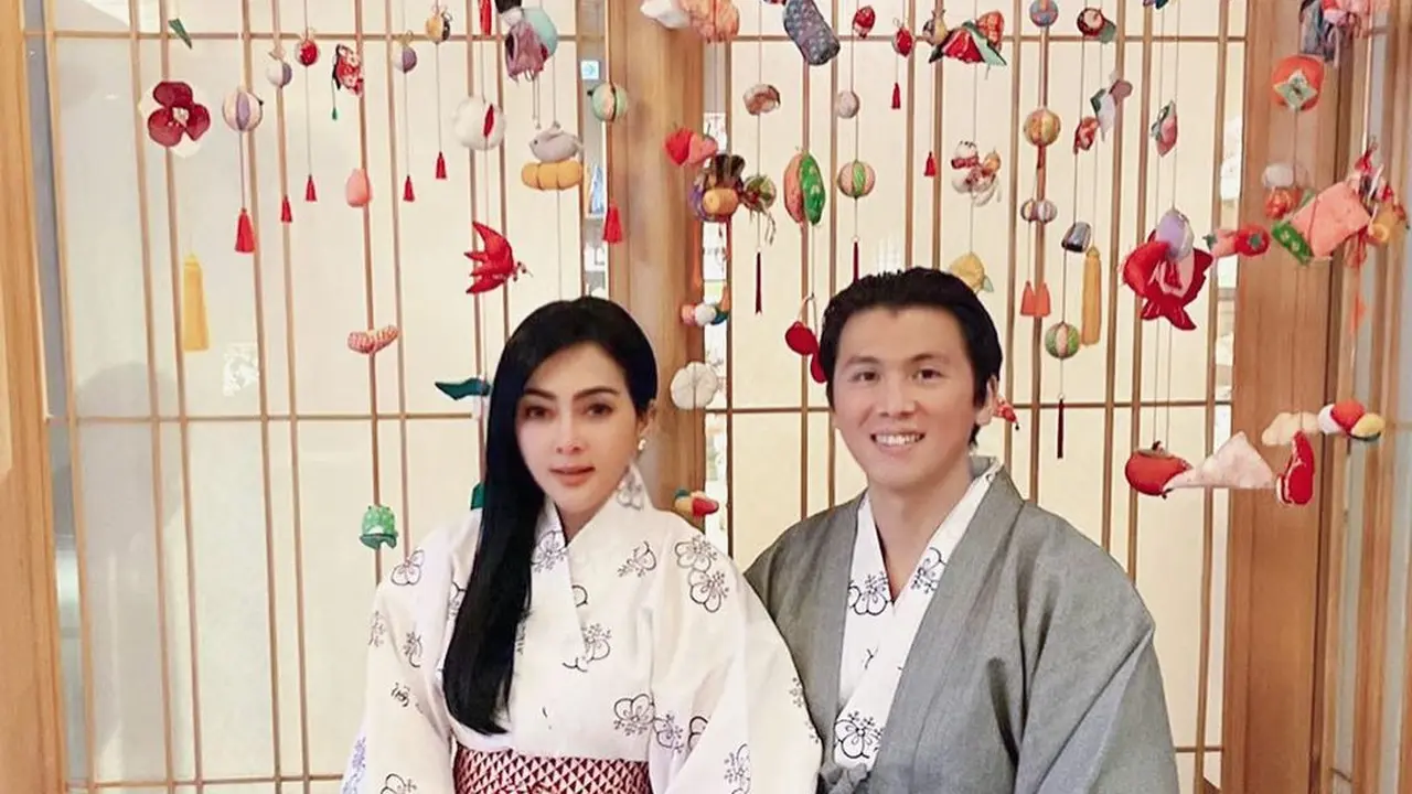 6 Potret Syahrini saat Pakai Kimono, Tampil Memesona