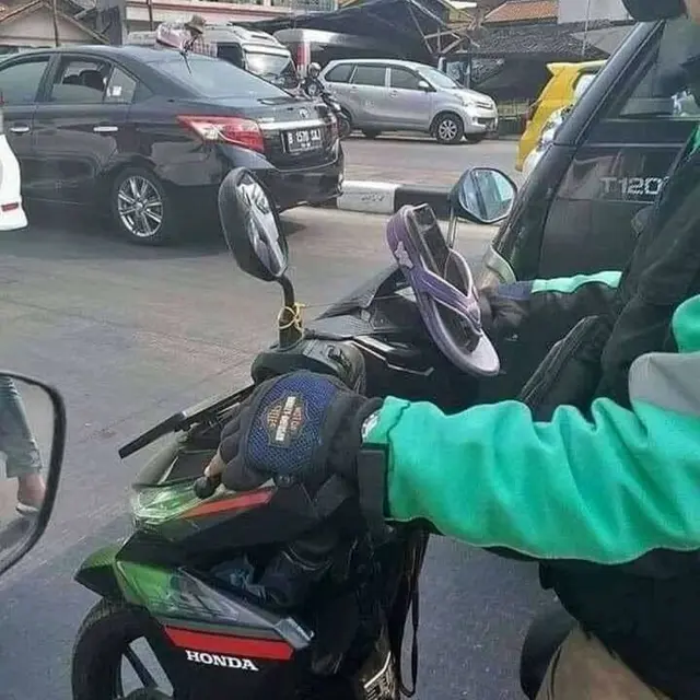 Benda nyeleneh di sepeda motor. (Brilio)