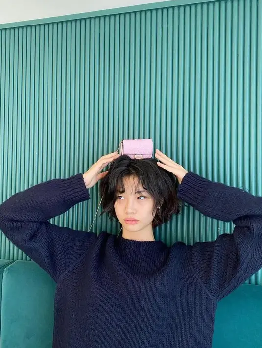 Jung Ho Yeon memikat penonton dengan potongan rambut pendek bergelombang serta poni acaknya saat memerankan karakter Kang Sae Byok di serial drama Populer 2021, Squid Game. (Instagram/hoooooyeony).