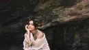 Beberapa kali wanita yang saat ini tinggal dan menempuh pendidikan tinggi di Australia ini kerap menjalani pemotretan di pantai. Tampil menawan dengan gaya makeup flawless, wanita kelahiran 25 Agustus 2000 ini menuai banyak pujian dari para penggemar. (Liputan6.com/IG/@amandarawles)
