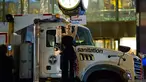 Penyanyi Lady Gaga berbusana serba hitam dan membawa bendera AS berunjuk rasa di depan Trump Tower, New York City, AS (9/11). Sebagai bentuk protesnya, Gaga mengangkat poster bertuliskan “Love Trumps Hate.”( AFP PHOTO / Dominick Reuter)