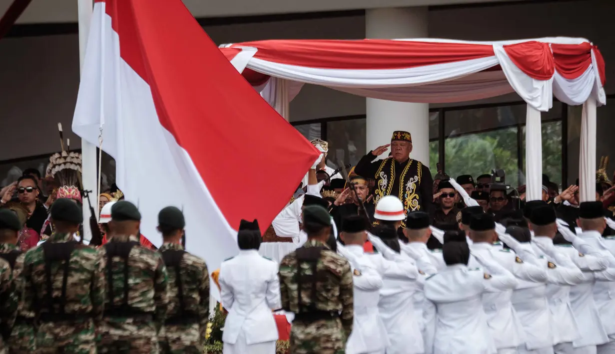 Kepala Otoritas Ibu Kota Nusantara, Basuki Hadimuljono saat memimpin upacara pengibaran bendera nasional selama upacara peringatan HUT ke-80 Kemerdekaan Indonesia di Plaza Upacara di Ibu Kota Nusantara, Kalimantan Timur, pada 17 Agustus 2025. (Yasuyoshi CHIBA/AFP)
