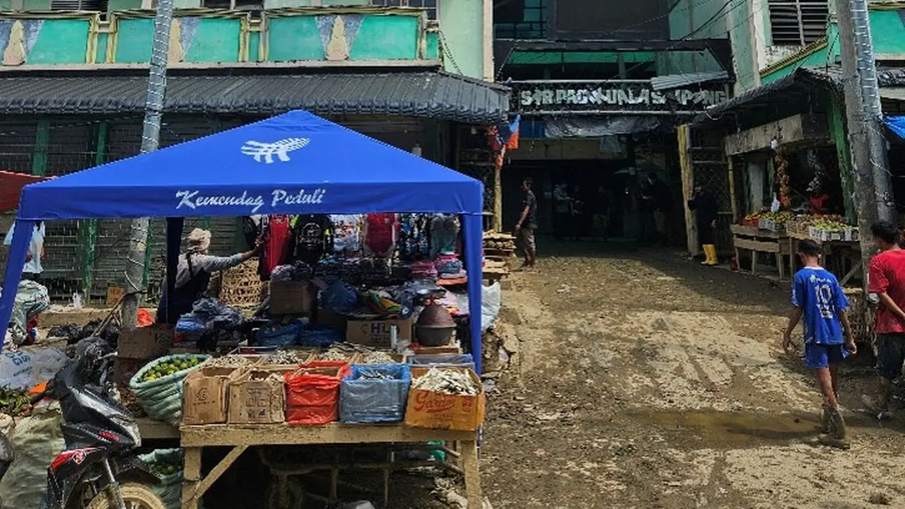Kementerian Perdagangan menyalurkan bantuan 100 unit tenda