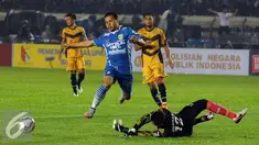 Penyerang Persib, Tantan mencoba melewati hadangan kiper Mitra Kukar, Shahar Ginanjar saat laga Turnamen Piala Bhayangkara di Stadion Si Jalak Harupat, Soreang, Bandung, Kamis (17/3/2016). Laga berakhir imbang 1-1. (Liputan6.com/Helmi Fithriansyah)