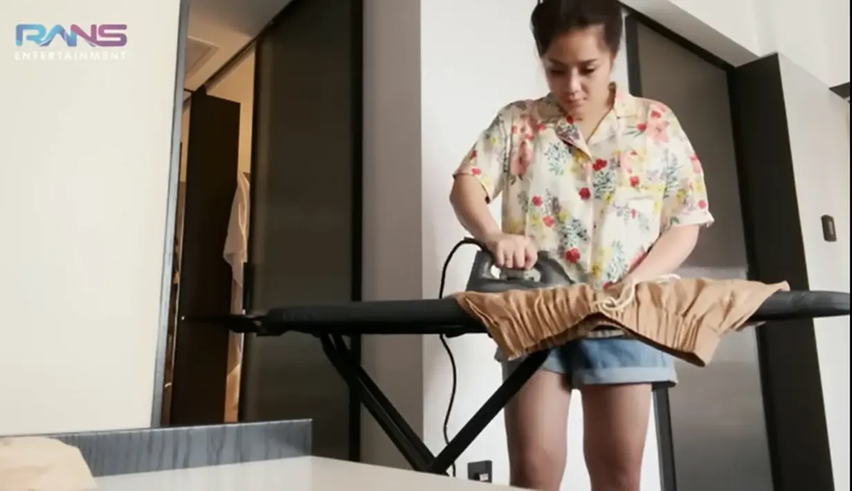 Unggahan tersebut mendapat banyak pujian dari warganet. Selama ini, perempuan biasa disapa Gigi itu kalau liburan selalu banyak membawa asisten. Ia juga dengan santai jalan-jalan bersama dua anaknya. [Youtube/Rans Entertainment]