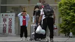 Seorang anak bereaksi terhadap gelombang panas di Beijing, China, Selasa (16/5/2023). Tak cuma di Indonesia, udara panas juga terasa di China dengan sejumlah kota bahkan mencatat suhu tertinggi hingga berdampak pada keseharian masyarakat. (AP Photo/Ng Han Guan)