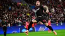Bayer Leverkusen terus mencoba mengejar ketinggalan gol dari PSG. Di menit ke-54, Aleix Garcia sukses mencetak gol keduanya di laga ini sekaligus merubah skor menjadi 2-5. (INA FASSBENDER/AFP)