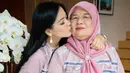 <p>Titi Kamal membagikan beberapa potret gemas dirinya bersama sang ibu kenakan baju Lebaran kembar. Foto: Instagram.</p>