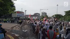 Ratusan massa mengelar aksi di Perempatan Jalan Pahlawan Semarang,  Jumat (10/5). Mereka menuntut kejujuran penghitungan suara KPU pada Pemilu 2019. (Liputan6.com/Gholib)