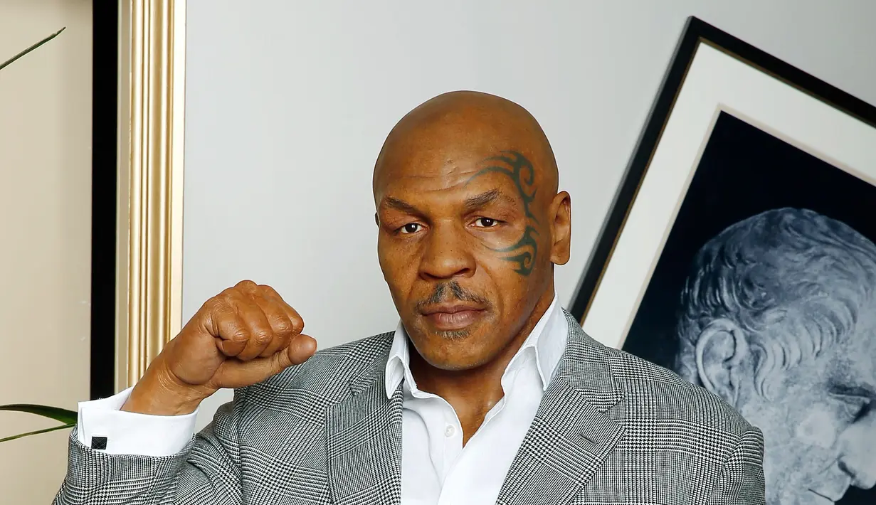Petinju kelas berat, siapa lagi kalau bukan Mike Tyson. Ia pun begitu dekat dengan kerasnya kehidupan dan mengantarnya ke ring tinju kejuaraan dunia.  Dirinya membulatkan niatnya untuk masuk Islam, dan berganti nama Malik Abdul Aziz. (AFP/Bintang.com)