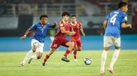 Pemain Timnas Indonesia U-17, Ji Da Bin (tengah) menguasai bola dibayangi pemain Timnas Ekuador U-17, Kenny Arroyo pada laga pertama Grup A Piala Dunia U-17 di Stadion Gelora Bung Tomo, Surabaya, Jumat (10/11/2023) malam WIB. (Bola.com/Bagaskara Lazuardi)