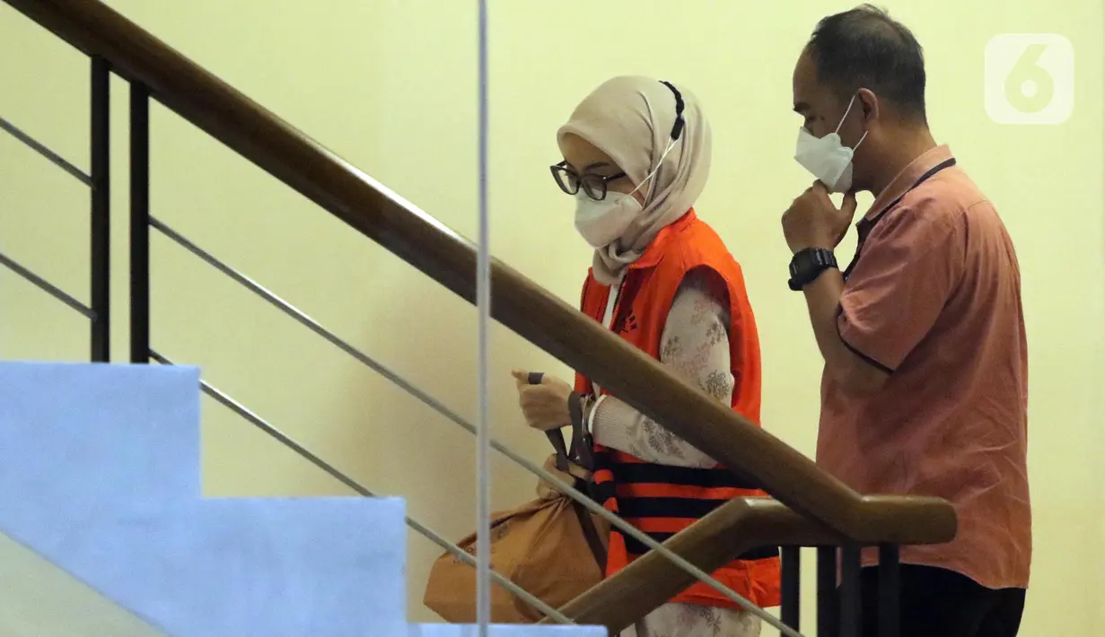 Pegawai Negeri Sipil (PNS) pada Kepaniteraan Mahkamah Agung (MA), Desy Yustria (kiri) usai menjalani pemeriksaan lanjutan di Gedung Merah Putih KPK, Jakarta, Kamis (6/10/2022). Desy Yustria diduga menjadi perantara suap untuk Hakim Agung Sudrajad Dimyati dan beberapa pihak lain yang berperkara di Mahkamah Agung. (Liputan6.com/Helmi Fithriansyah)