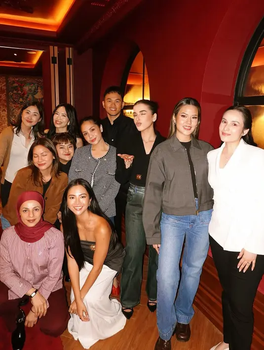 Tasya Farasya, founder MOP Beauty, padukan cropped blazer dengan jeans dan heels hitam [@tasyafarasya]