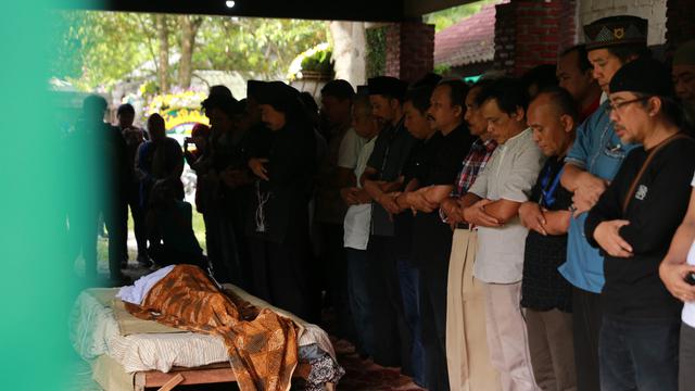 [Bintang] Jenazah Alm. Yon Koeswoyo Di Salatkan