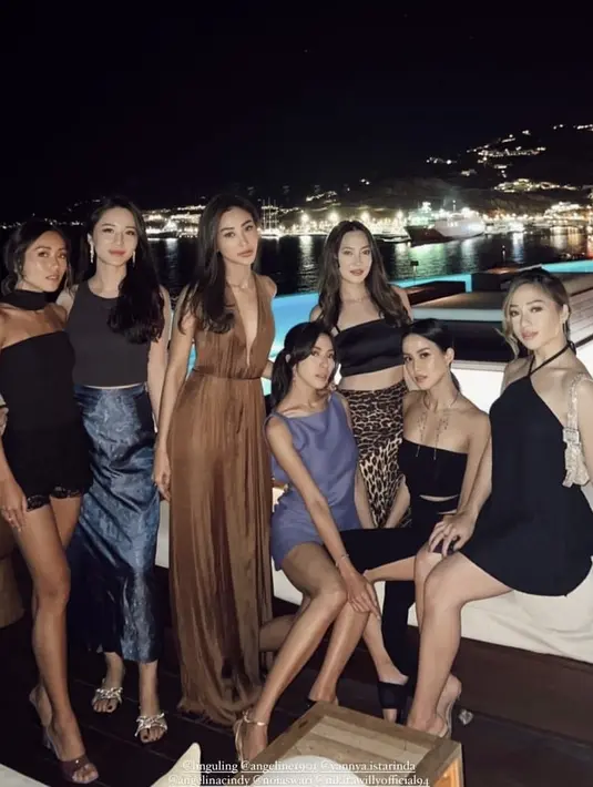 Bersama sahabatnya, Nikita tampil dengan mini dress hitam halterneck. Membawa mini shoulder bagnya