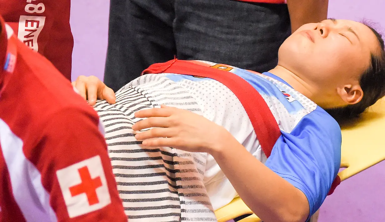Atlet sepak takraw putri Korea Selatan, Seonghee Yu ditandu petugas medis saat akhir pertandingan sepak takraw beregu putri Asian Games 2018 di GOR Ranau, Palembang, Sumatra Selatan, Rabu (22/8). (ANTARA FOTO/INASGOC/Nova Wahyudi/nz/18)