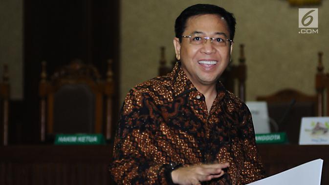 Terdakwa dugaan korupsi proyek E-KTP Setya Novanto tersenyum jelang mengikuti sidang lanjutan di Pengadilan Tipikor, Jakarta, Kamis (28/12). Sidang beragendakan pembacaan tanggapan eksepsi dakwaan Jaksa Penuntu Umum. (Liputan6.com/Helmi Fithriansyah)