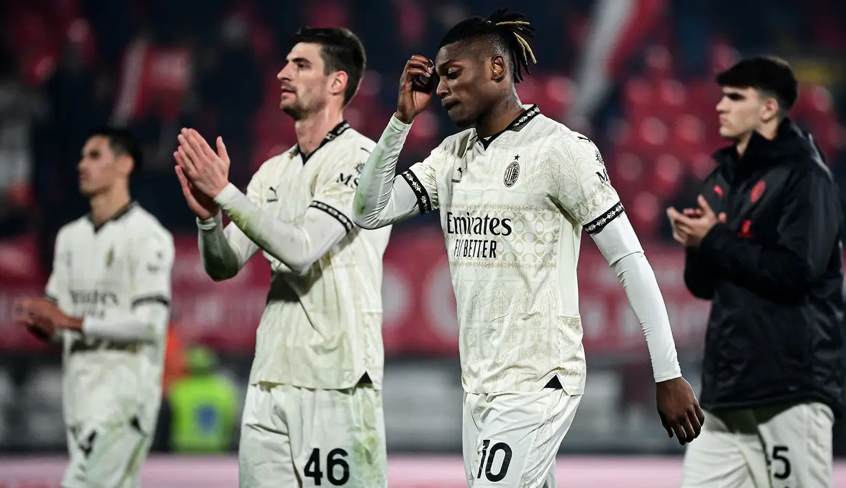 Ekspresi kecewa Rafael Leao (kedua kanan) dan sejumlah pemain AC Mila setelah timnya kalah dari Monza pada laga lanjutan Liga Italia 2023/2024 di Brianteo stadium, Monza, Italia, Senin (19/02/2024) WIB. (AFP/Piero Cruciatti)
